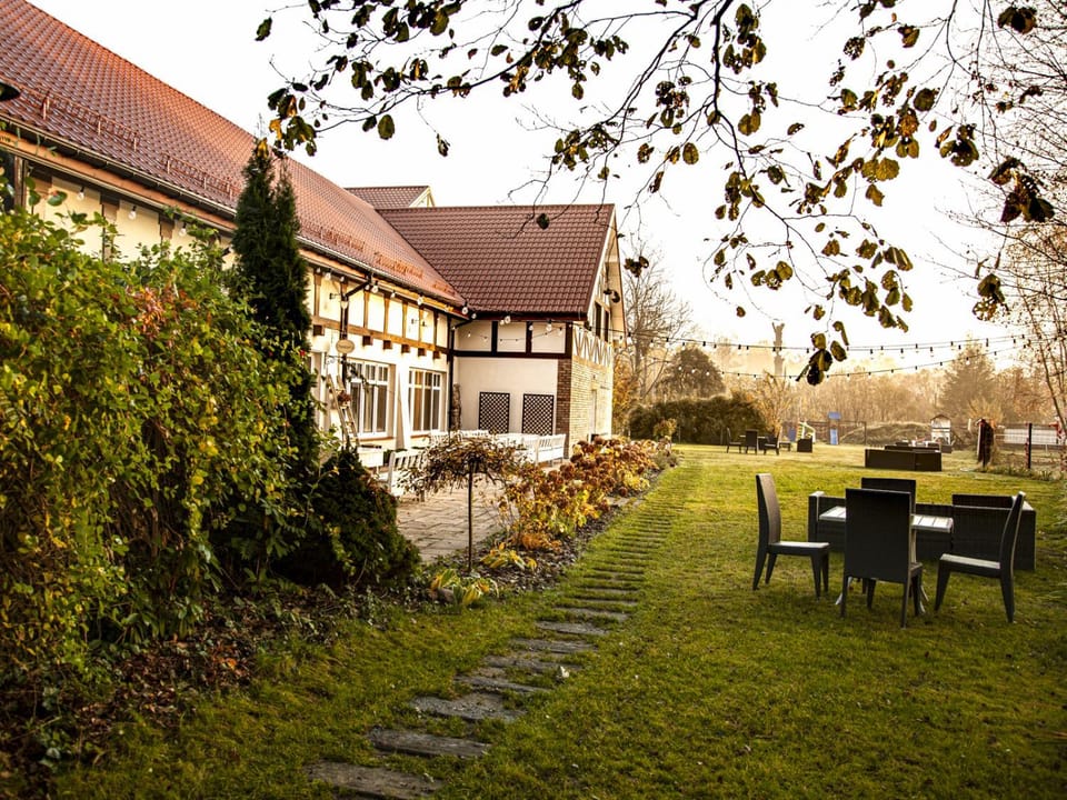 Property building, Patio, Day, Summer, Garden, Garden, Balcony/Terrace