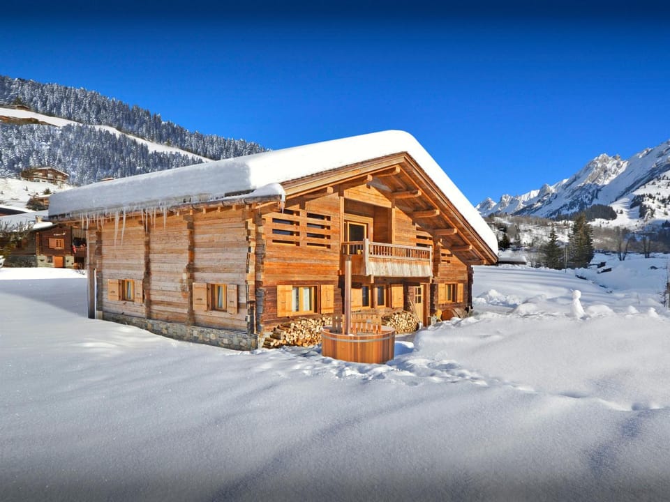 Property building, Facade/entrance, Day, Natural landscape, Winter, Mountain view