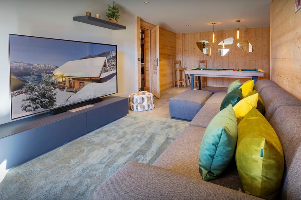 Billiard, Game Room, TV and multimedia, Photo of the whole room, Seating area