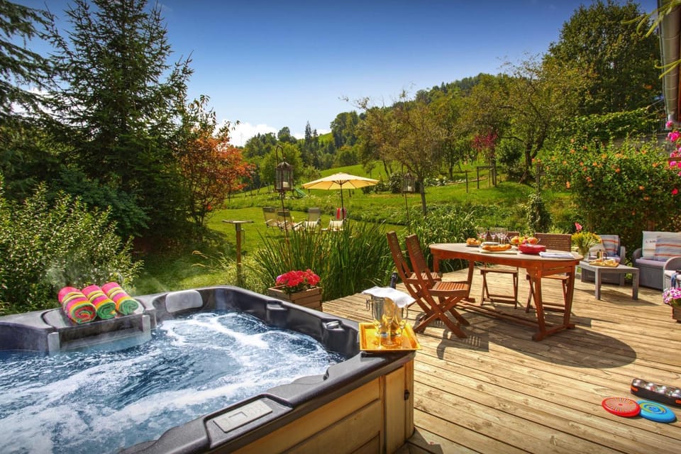 Day, Natural landscape, Summer, Garden, Hot Tub, Dining area, Garden view, Mountain view