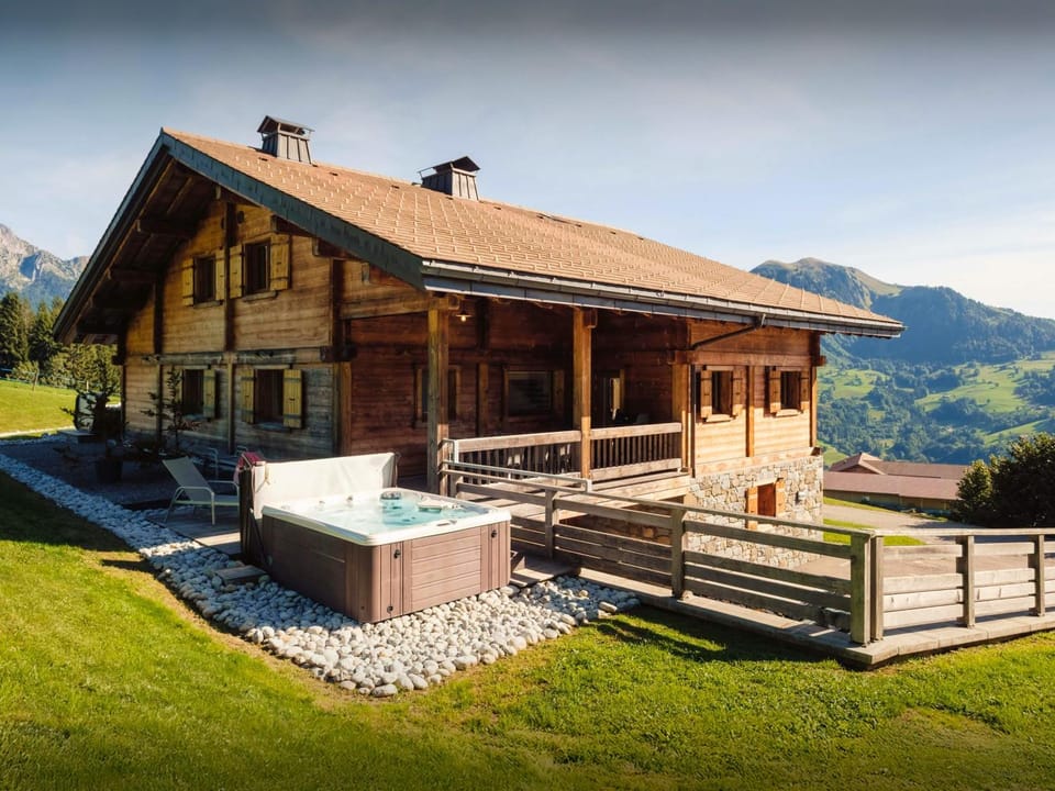 Property building, Day, Natural landscape, Summer, Garden, Hot Tub, Garden view, Mountain view