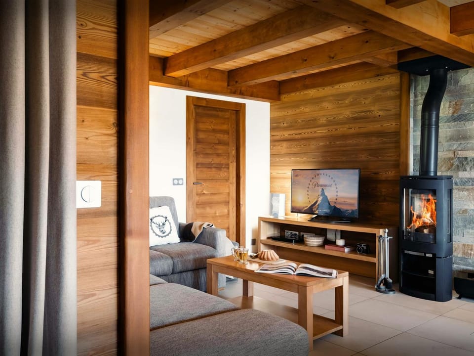 Winter, TV and multimedia, Living room, Seating area, Evening entertainment