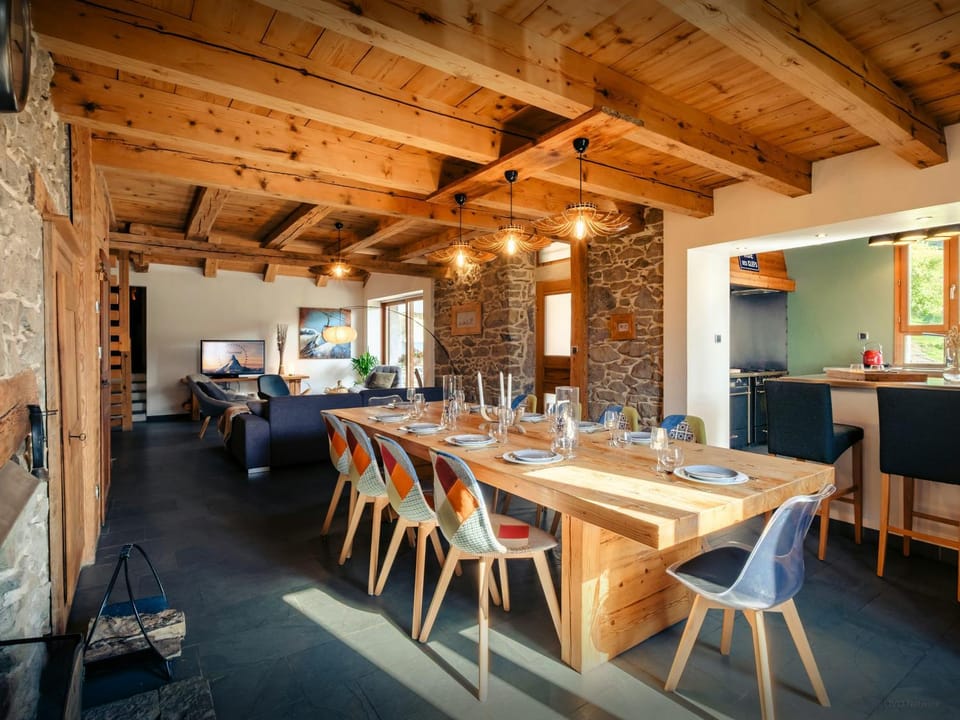 TV and multimedia, Living room, Seating area, Dining area