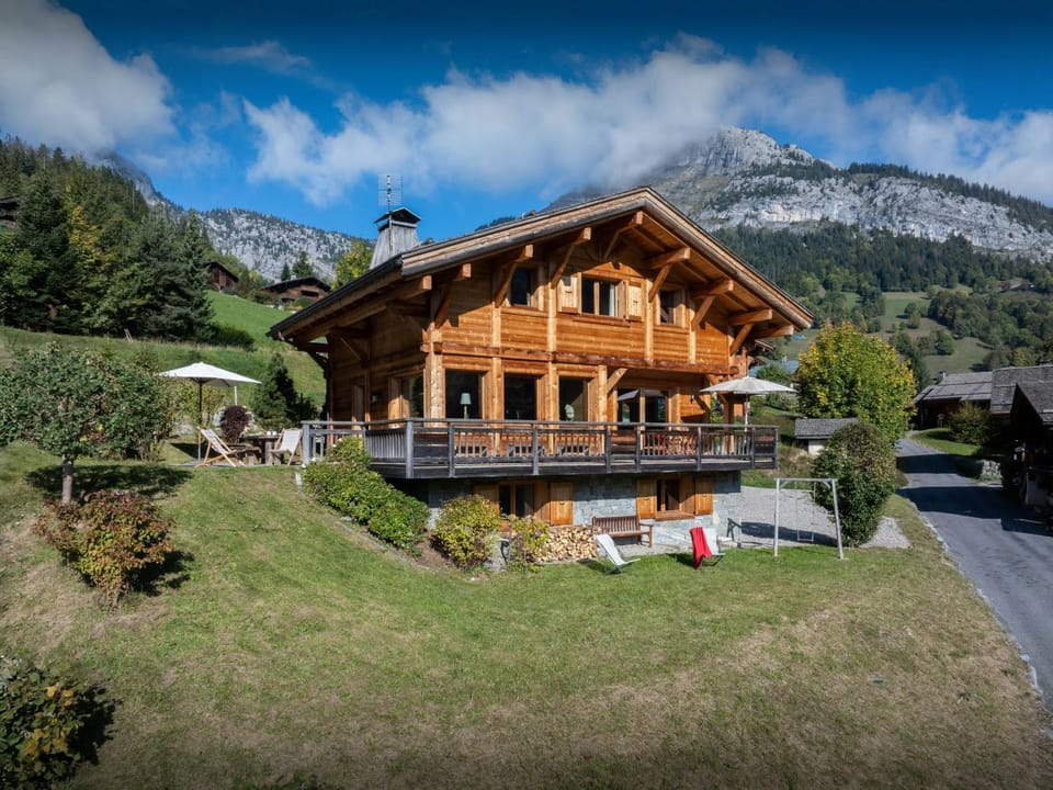 Property building, Day, Natural landscape, Summer, Mountain view