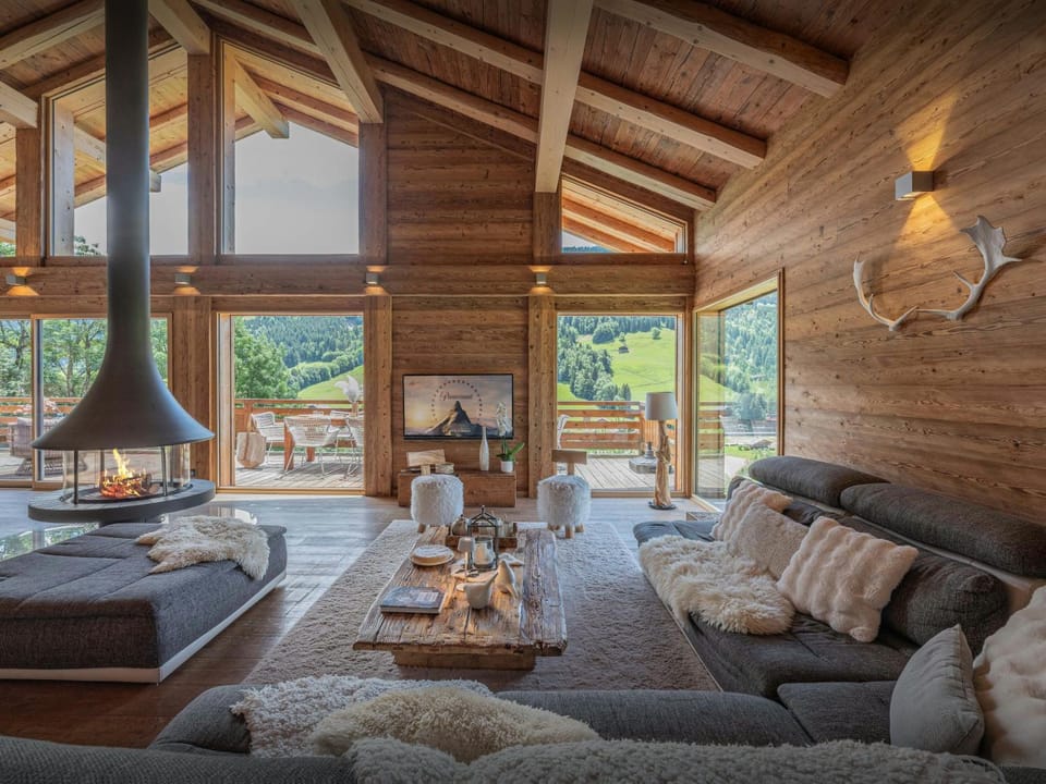 Communal lounge/ TV room, TV and multimedia, Living room, Seating area, Evening entertainment