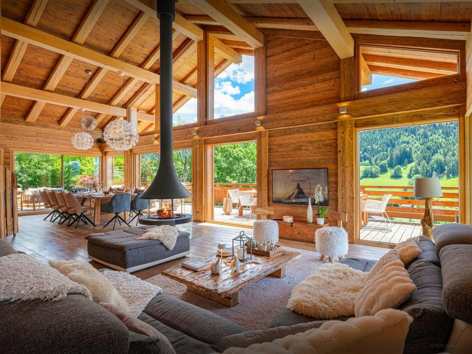 Communal lounge/ TV room, Day, Natural landscape, TV and multimedia, Living room, Seating area, Evening entertainment