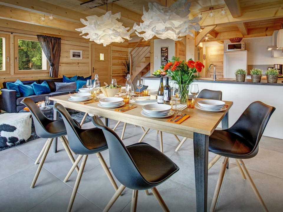 Kitchen or kitchenette, Seating area, Dining area