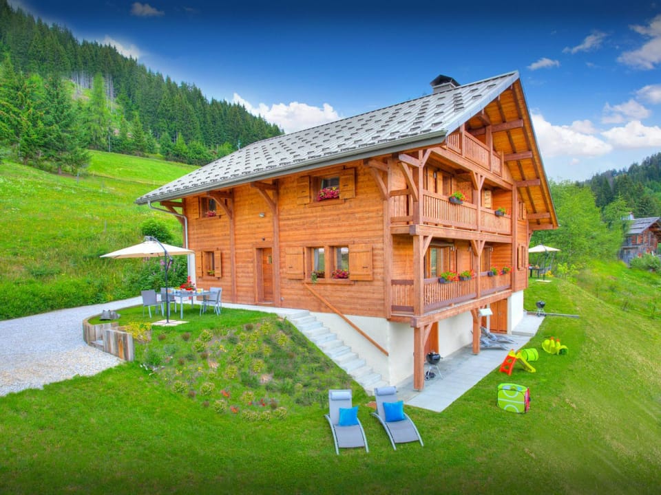 Property building, Day, Natural landscape, Summer, Garden, Garden view, Mountain view