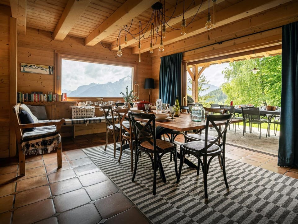 View (from property/room), Dining area, Mountain view