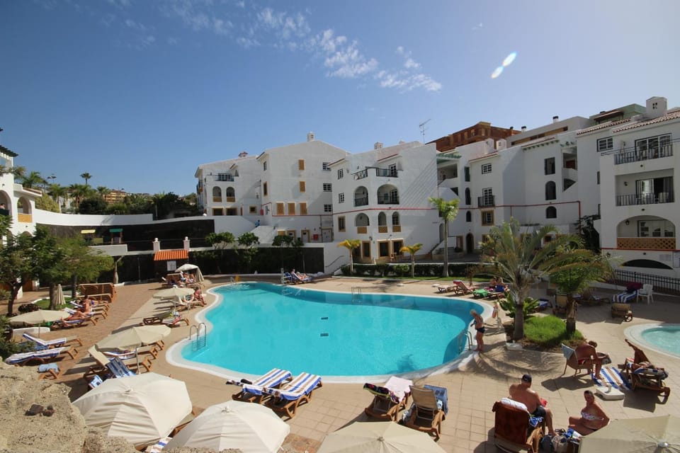 Restaurant/places to eat, Beach, Swimming pool