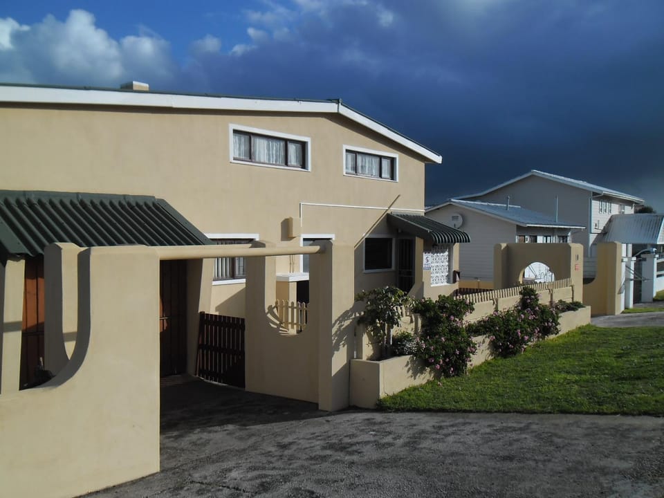 Property building, Facade/entrance, Day