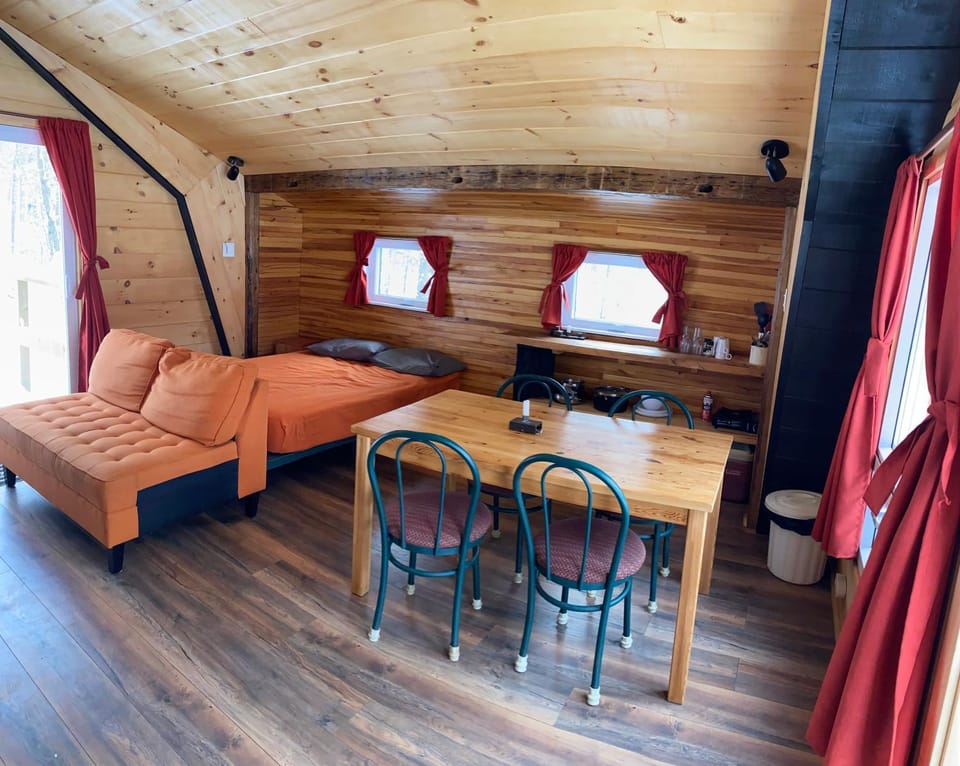 Aux Berges du lac Castor Luxury tent in Saint-Alexis-des-Monts
