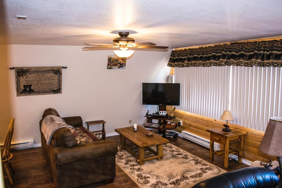 Bed, TV and multimedia, Living room, Seating area