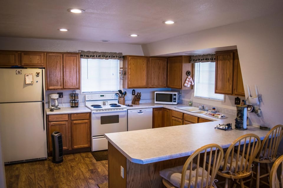 Coffee/tea facilities, Kitchen or kitchenette, Seating area, Dining area