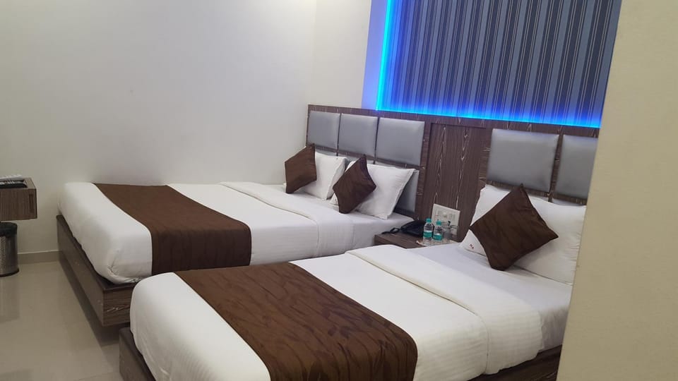 Staff, Bed, People, Food and drinks, City view, cot, Family