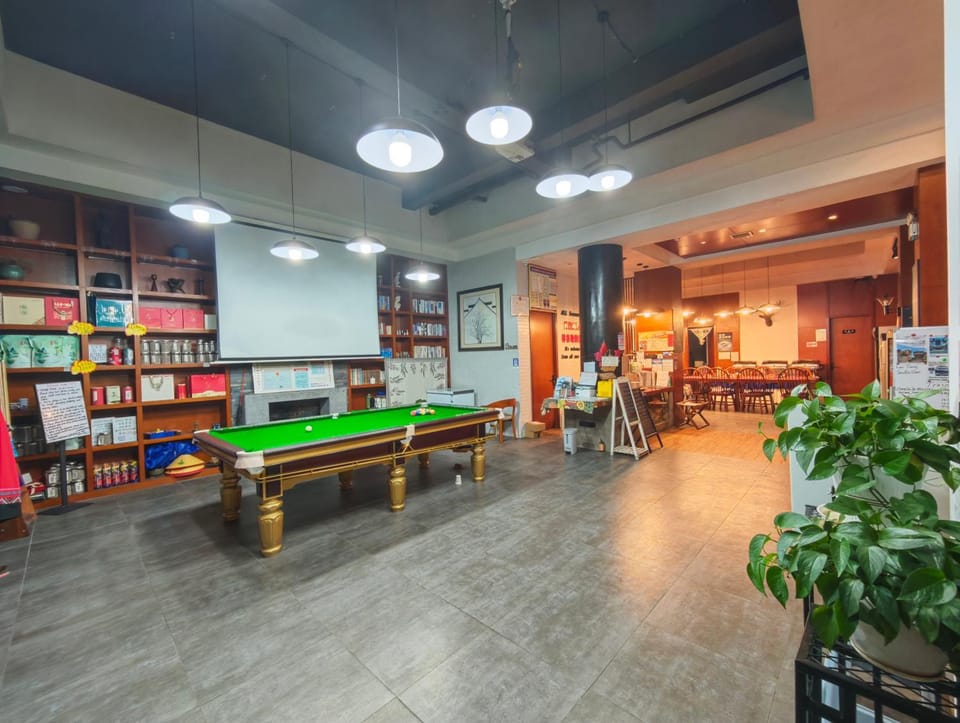 All Seasons Lodge Western Breakfast&Lift&Free Laundry &Book tickets &Downtown Location and Experienced tour guide service Bed and Breakfast in Hubei