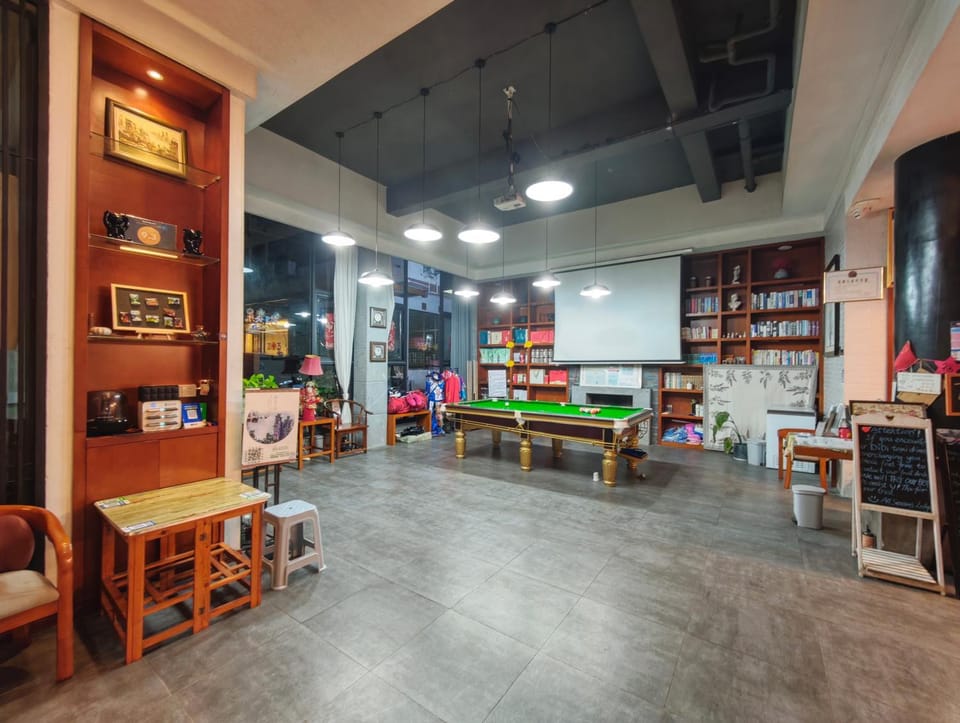 All Seasons Lodge Western Breakfast&Lift&Free Laundry &Book tickets &Downtown Location and Experienced tour guide service Bed and Breakfast in Hubei