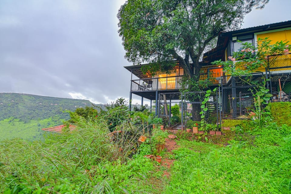 Property building, Facade/entrance, Day, Natural landscape, Garden, Garden view, Mountain view