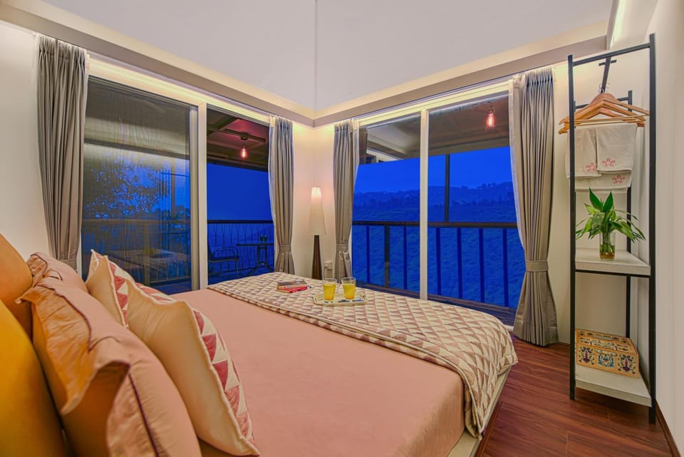 Bed, Balcony/Terrace, Photo of the whole room, Seating area, Bedroom, Mountain view, Sunrise, Sunset, towels, air conditioner