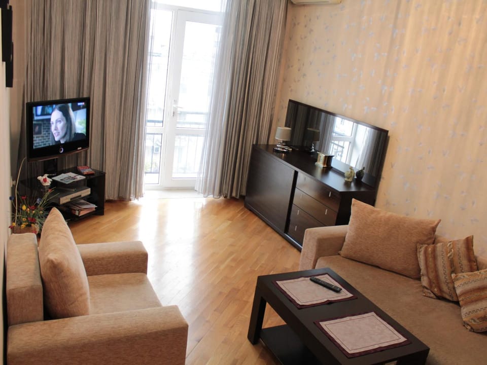 Communal lounge/ TV room, Living room, City view, Landmark view