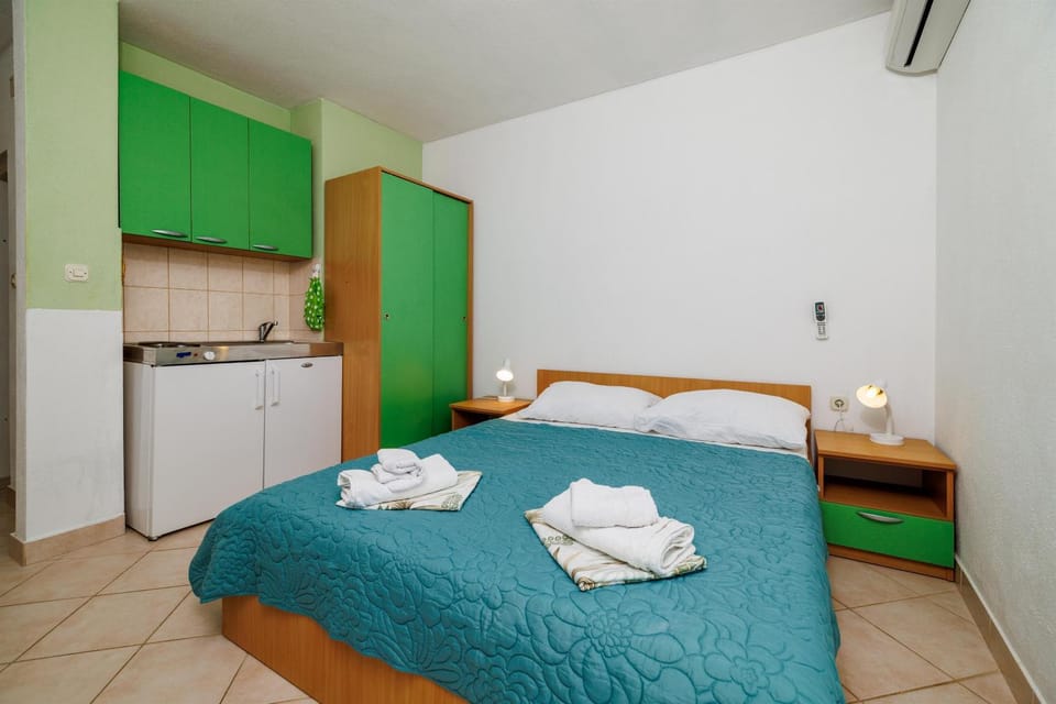 Kitchen or kitchenette, Bedroom