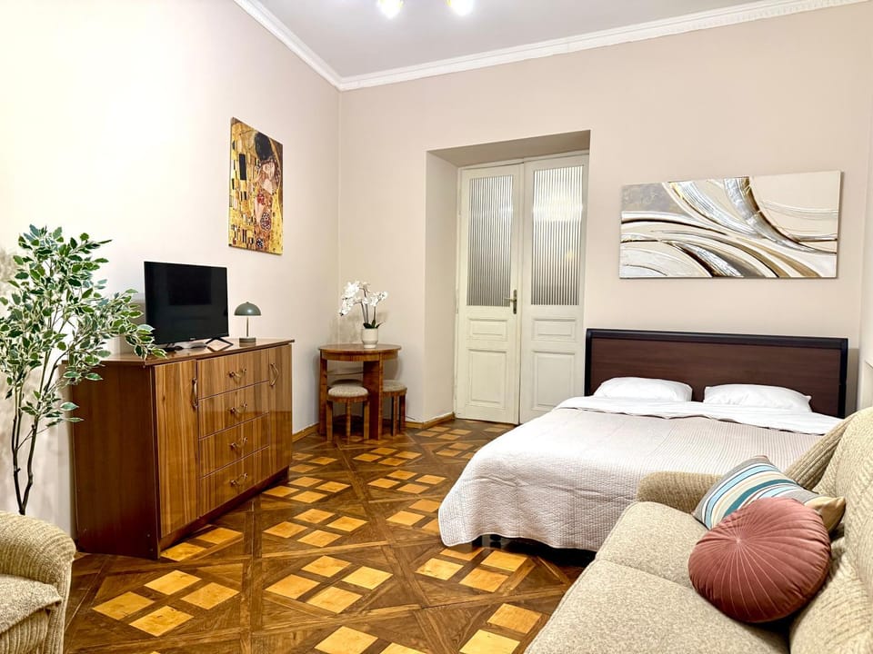 Modern and Classic apart. Central location Apartment in Lviv