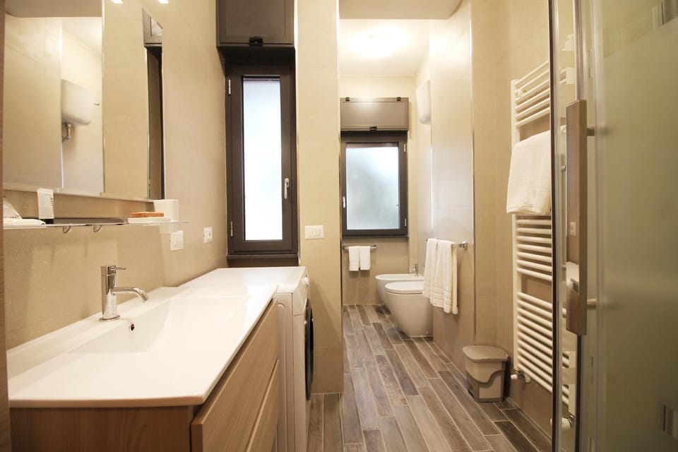 Shower, Toilet, Bathroom, towels