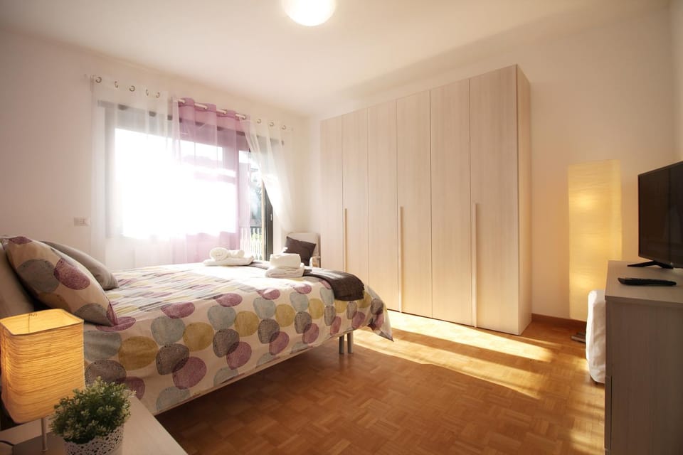 Bed, TV and multimedia, Photo of the whole room, Evening entertainment, Bedroom, hair dresser, wardrobe