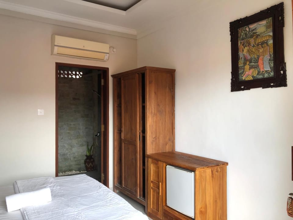 Bedroom, wardrobe, air conditioner