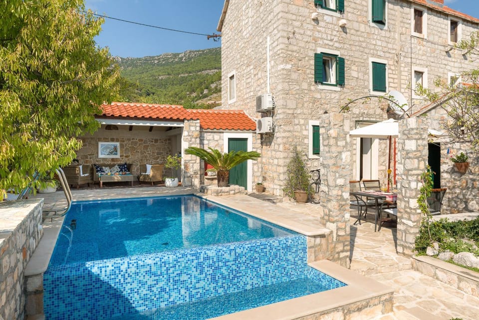 Facade/entrance, BBQ facilities, Balcony/Terrace, City view, Swimming pool