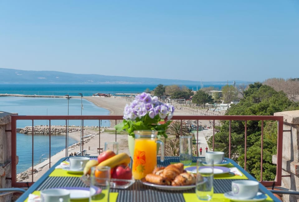Nearby landmark, Restaurant/places to eat, Neighbourhood, Natural landscape, Balcony/Terrace, Beach, On site, Supermarket/grocery shop, Shopping Area