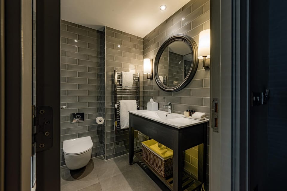 Toilet, Bathroom, towels