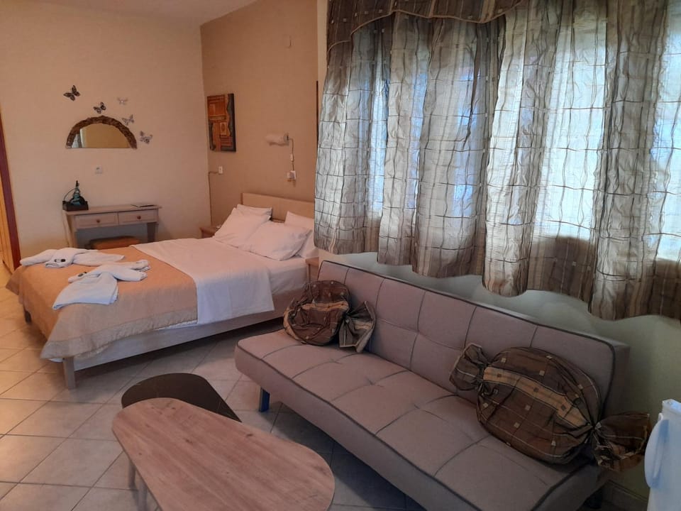 Bed, Photo of the whole room, Seating area, Bedroom
