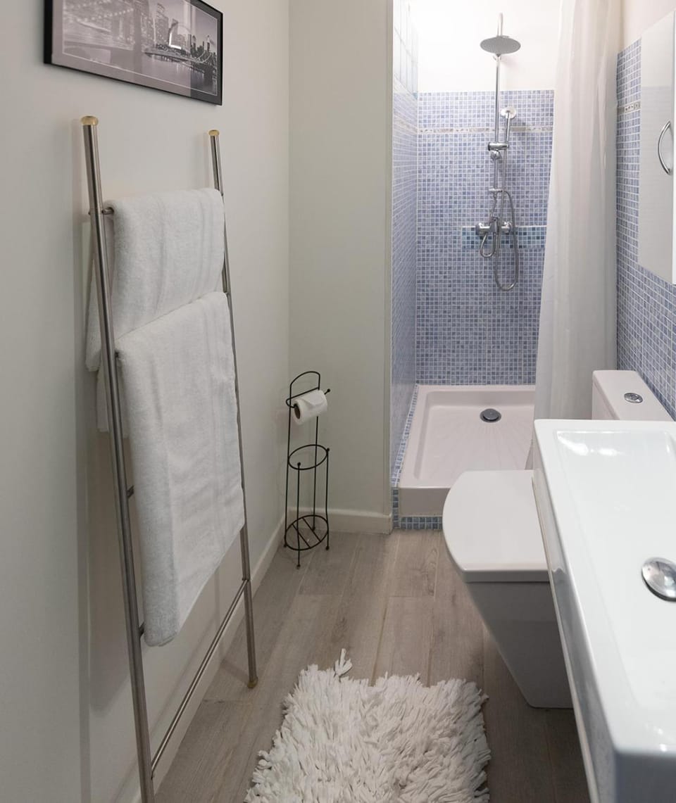 Shower, Toilet, Staff, People, Bathroom, Family