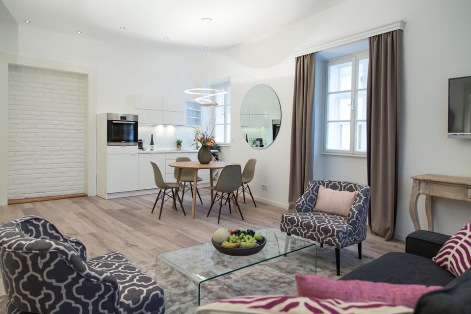 TV and multimedia, Coffee/tea facilities, Kitchen or kitchenette, Living room, Seating area, Dining area