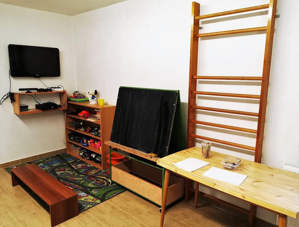 Communal lounge/ TV room, Children play ground, Game Room, TV and multimedia, Living room, Seating area, Dining area, Kids's club, Evening entertainment