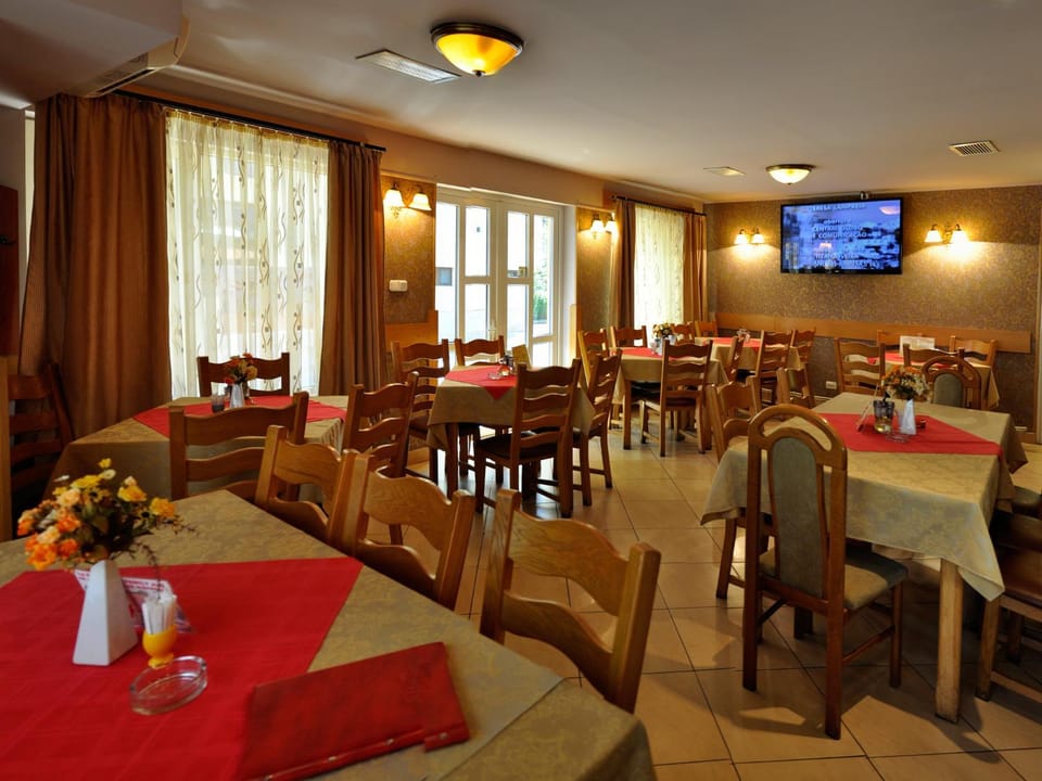 Restaurant/places to eat, Food and drinks, Other, Entertainment