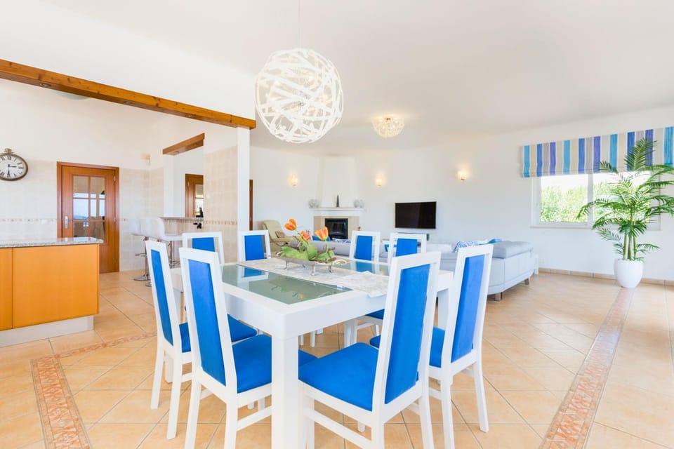 Communal lounge/ TV room, TV and multimedia, Living room, Seating area, Dining area, Evening entertainment