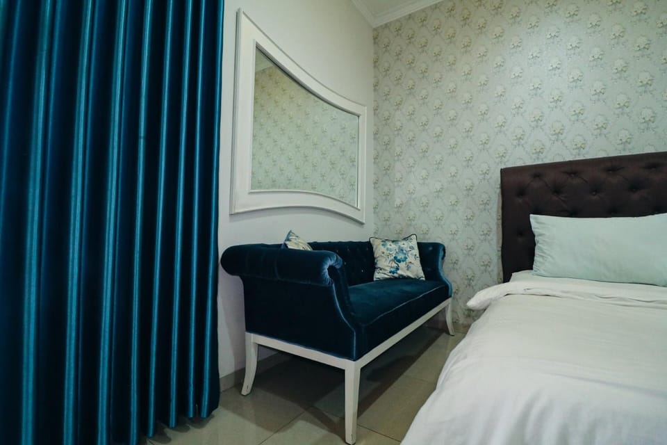 Bed, Living room, Seating area, Bedroom