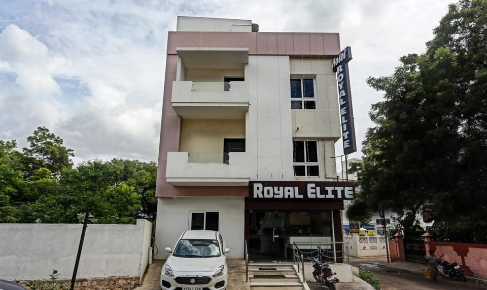 Property building, Facade/entrance, Day