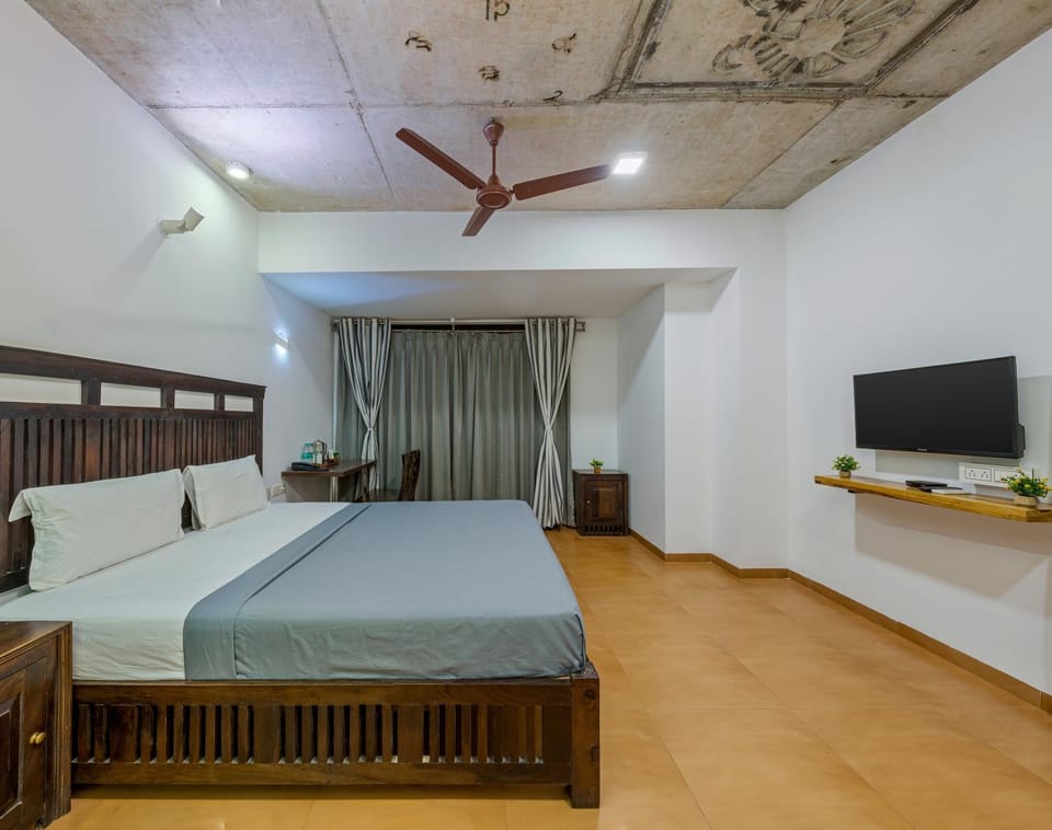 Bed, TV and multimedia, Photo of the whole room, Bedroom