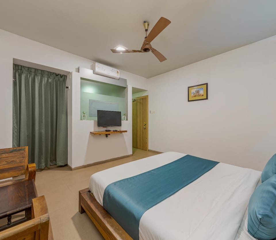 Bed, TV and multimedia, Photo of the whole room, Bedroom