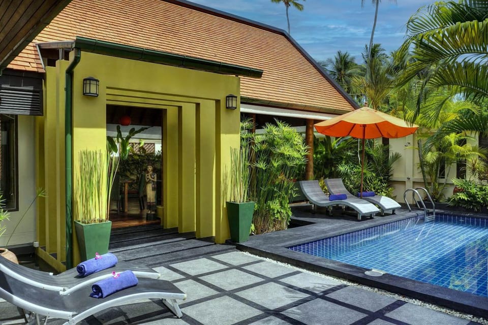 Property building, Patio, Day, Garden, Swimming pool, sunbed, towels