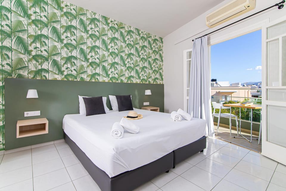 View (from property/room), Balcony/Terrace, Bedroom, towels