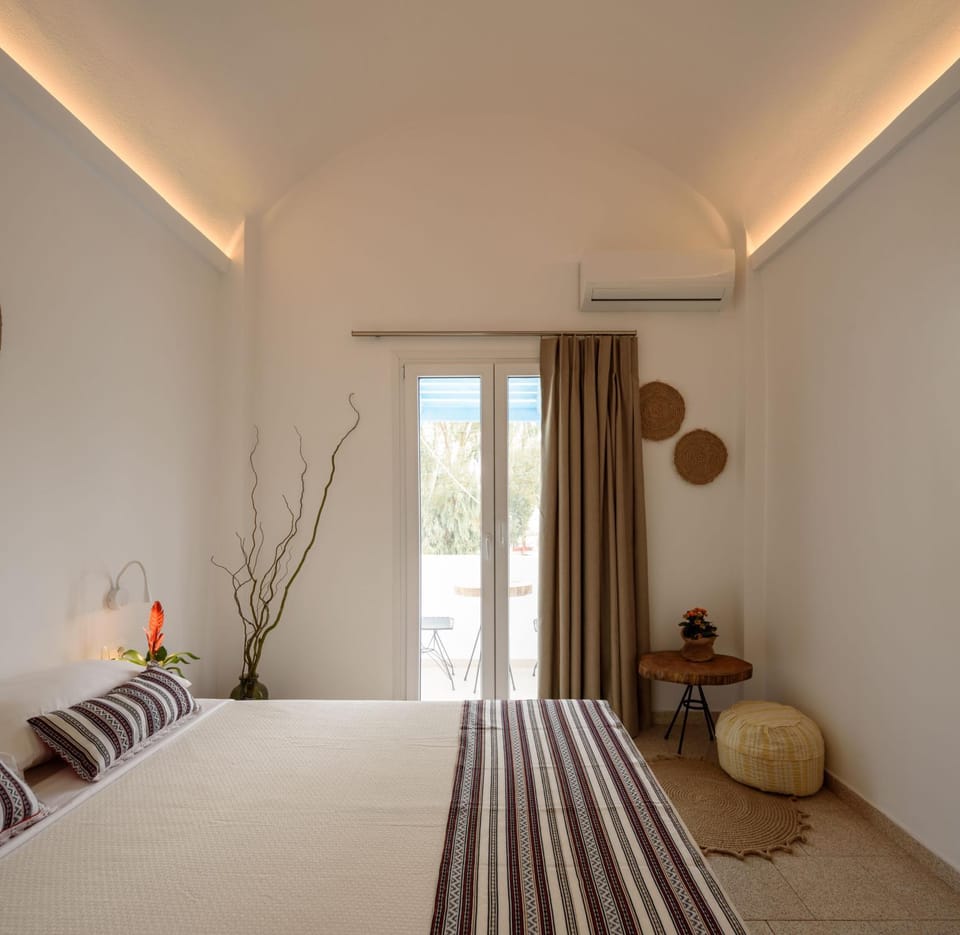 Bed, Balcony/Terrace, Photo of the whole room, Bedroom