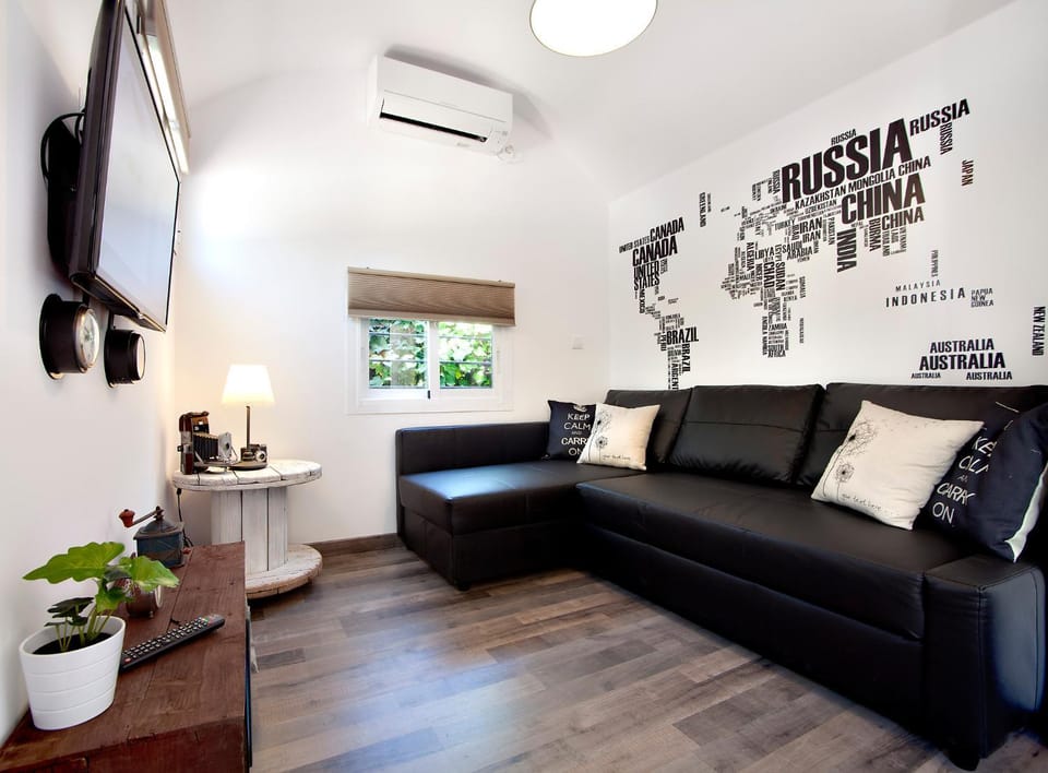 Staff, Communal lounge/ TV room, TV and multimedia, View (from property/room), Living room, Lounge or bar, Seating area, Dining area, Garden view, Pool view, Street view, Family