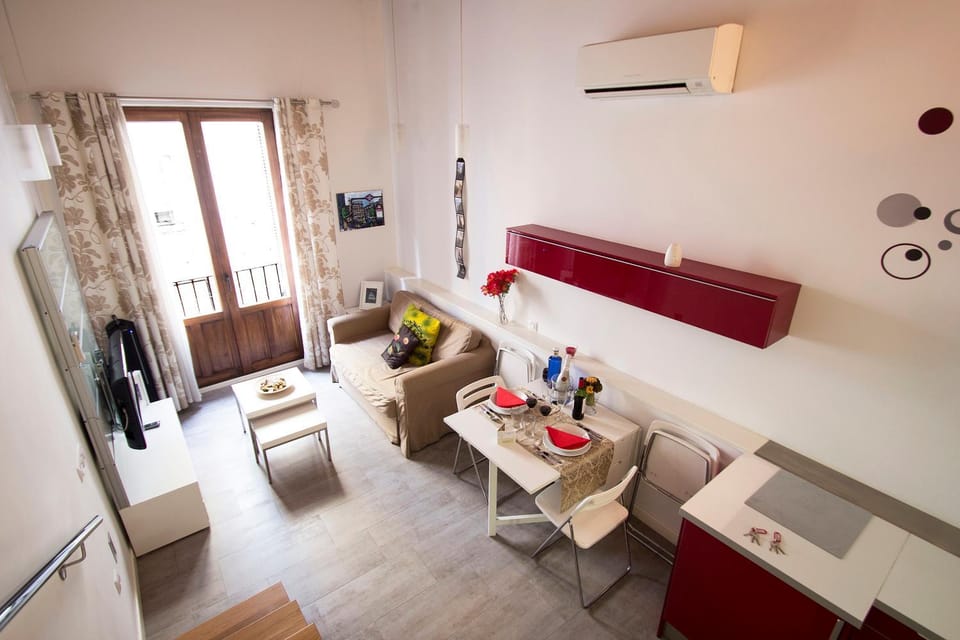 Photo of the whole room, Seating area