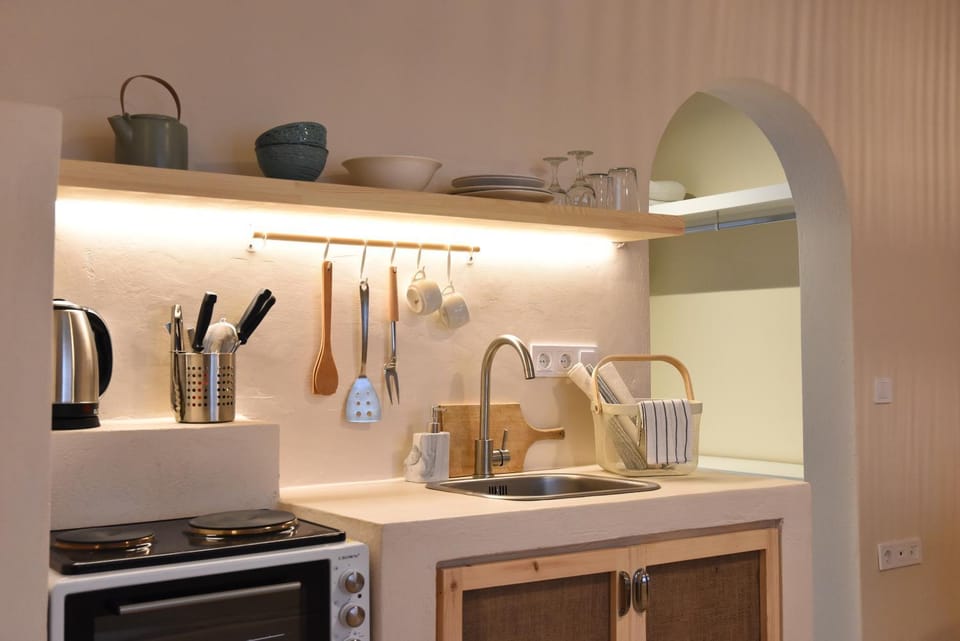 Coffee/tea facilities, Kitchen or kitchenette, stove