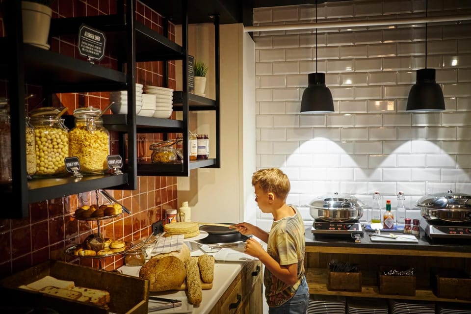 Buffet breakfast, young children