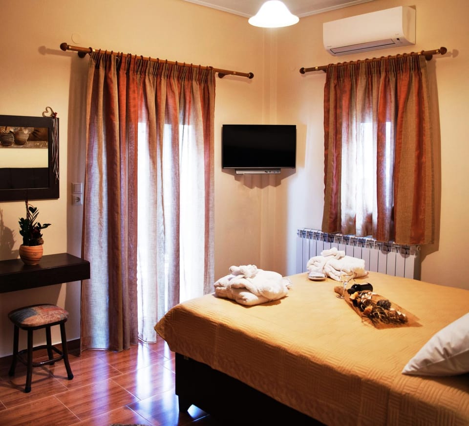 Bed, TV and multimedia, Bedroom